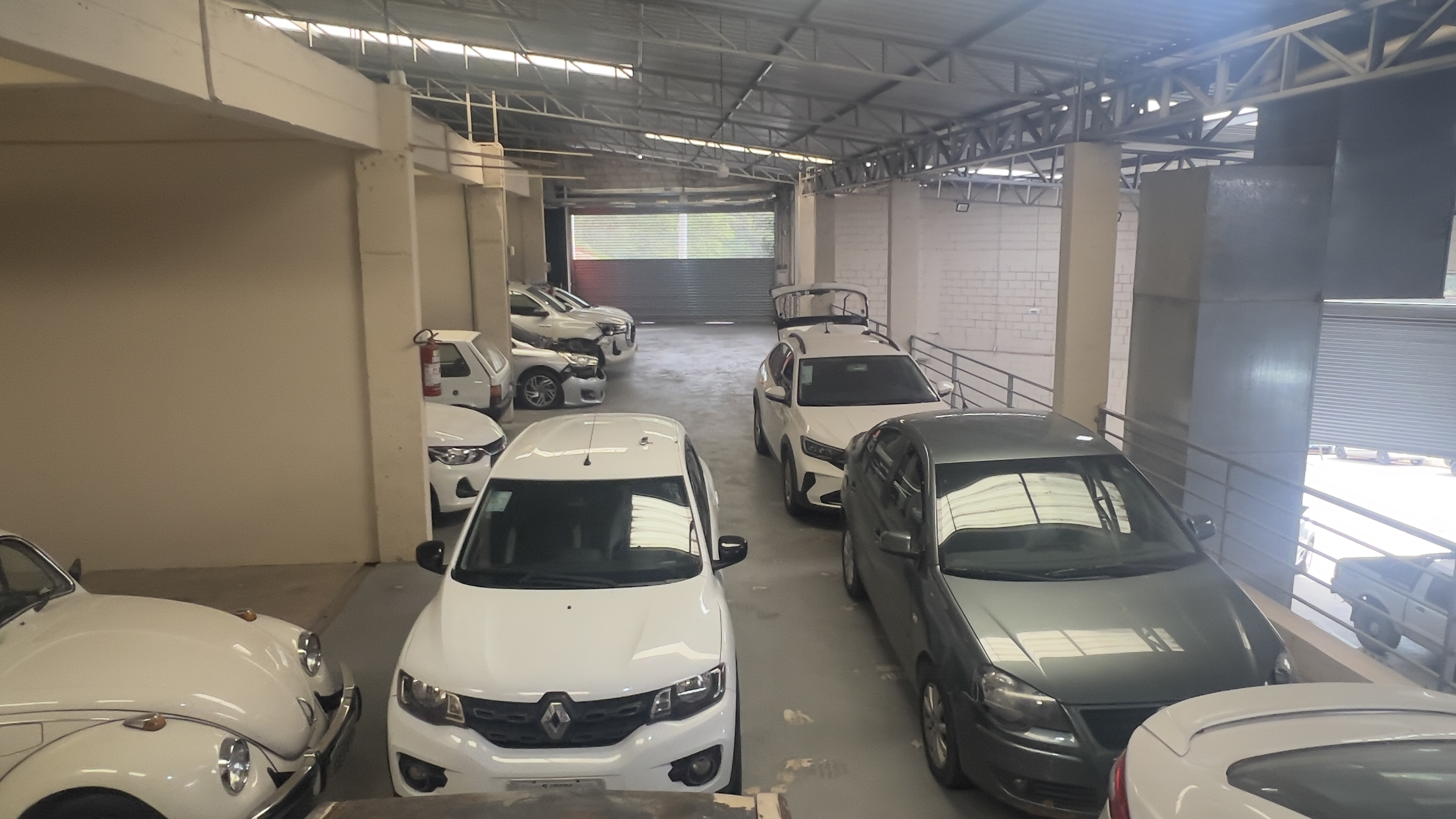 Pátio de veículos aguardando vistoria