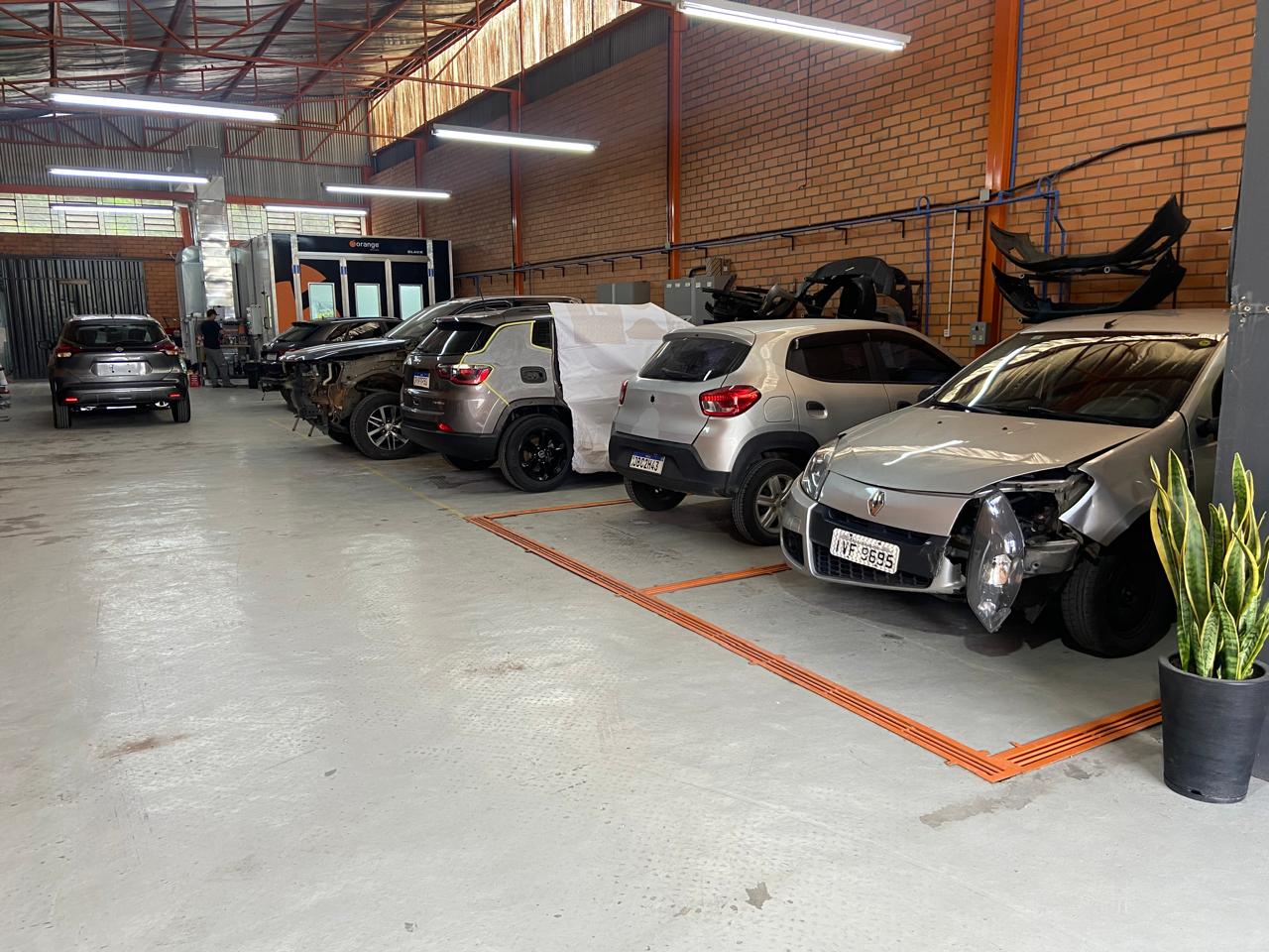 Pátio de veículos aguardando vistoria